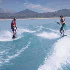 cursos de wakeboard cpon barco en el pantano